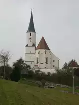 Stubenberg, kath. Pfarrkirche St. Georg und Urban, erbaut im 13. Jahrhundert (20.10.2018)