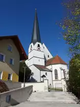 Neukirchen am Inn, kath. Pfarrkirche St. Johannes der T�ufer, erbaut bis 1480 (21.10.2018)