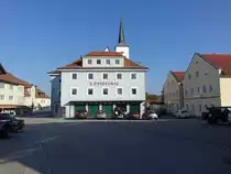 Eging am See, H�user und kath. Pfarrkirche St. �gidius am Marktplatz (22.10.2018)