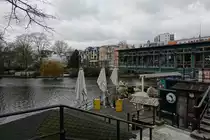 Hamburg-Winterhude am 3.1.2021: Blick auf ein beliebtes, jetzt wegen Corona geschlossenes Lokal,  auf dem  Alsterdampferanleger M�hlenkamp, im Hintergrund die Bebauung mit Stadtvillen /