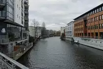 Hamburg-Winterhude am 3.1.2021: Blick von der M�hlenkampbr�cke auf den Osterbekkanal , links der Stadtteil Winterhude, rechts Barmbek-S�d  /