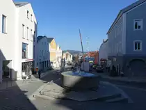 Waldkirchen, Marktbrunnen und H�user am Marktplatz (22.10.2018)
