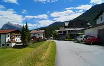 In der malerischen Ortschaft Scharnitz an der Grenze zu Deutschland (Bayern). Blick ostw�rts vom Feldweg aus, unweit der Pfarrkirche gelegen. Im Hintergrund das Bergpanorama der N�rdlichen Karwendelkette. (05.07.2020)