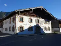 Kr�n, Gasthof zur Post, zweigeschossiger Flachsatteldachbau mit bemaltem Zierbund, erbaut 1780 (11.11.2018)