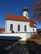 Ohlstadt, kath. Pfarrkirche St. Laurentius, barocker Saalraum mit eingezogenem halbrundem Chor und n�rdlichem Zwiebelturm, erbaut bis 1730 von Joseph Schmuzer (11.11.2018)