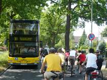 Dass ein Bus von Radfahrern ausgebremst wird, das gibt es selten - Ursachen f�r Stau liegen meist woanders. Dieser hier war jedoch auf einer der Sternfahrtrouten  steckengeblieben . Die meisten Autofahrer reagierten gelassen, der Berliner ist's ja gew�hnt. 1.6.2008