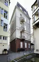 Freiburg-Fischerau, am westlichen Ende des ehemaligen Handwerkerviertels steht dieses Geb�ude als  L�ckenf�ller , davor der Gewerbebach, M�rz 2021