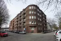 Hamburg am21.3.2021: Blick auf einen im Krieg stehengebliebenen Backsteinbau mit einer „runden Ecke“ /