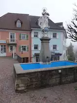 Bonndorf, Brunnen mit Statue in der Schweizer Stra�e (25.12.2018)