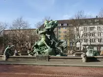Hamburg am 22.2.2021: Stuhlmannbrunnen in Altona auf dem Platz der Republik, nach Pl�nen des Berliner Bildhauers Paul T�rpe, Einweihung  1.Juni 1900, benannt nach seinem Stifter G�nther Ludwig Stuhlmann, Gr�nder und Direktor der Altonaer Gas- und Wasseranstalt AG,