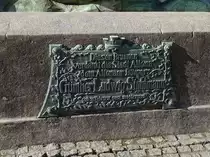 Hamburg am 22.2.2021: Inschrift am Stuhlmannbrunnen in Altona auf dem Platz der Republik, nach Pl�nen des Berliner Bildhauers Paul T�rpe, Einweihung  1.Juni 1900 /