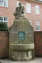 Hamburg am 21.3.2021: Brunnenfigur Mutter und Kind von Oscar Erwin Ulmer (1888–1963), sie steht am Eingang der ehemaligen Frauenklinik Finkenau und erinnert an die Nutzung der Geb�ude /