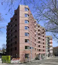 Freiburg-Herdern, das Rennwegdreieck, ein 8-geschossiger Wohnbau mit Gesch�ften im Erdgescho� auf dreieckigem Grundri�, der Neubau mit Klinkerfassade stammt von einem Basler Architektenb�ro, M�rz 2021