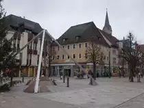 Tuttlingen, Brunnen und Geb�ude am Marktplatz (29.12.2018)