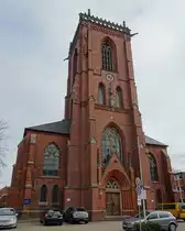 Hamburg am 20.3.2021: das Portal der unter Denkmalschutz stehenden 1900 er�ffneten r�misch-katholischen Pfarrkirche St. Sophien  / die Kirche steht im Stadtteil Barmbek-S�d und ist der Sophia von Rom geweiht  / sie wurde vom Reeder Wilhelm Anton Riedemann gestiftet / 1943 b��te sie bei einem Bombenangriff u.a. ihren 16 Meter hohen Turmhelm ein / 1951 erhielt der Turm ein Flachdach /