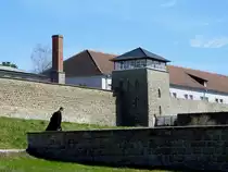 Gedenkst�tte: KZ-Gedenkst�tte Mauthausen / Mauthausen Memorial,  mit zuf�llig vorbeigehenden j�dischem Besucher; 210409