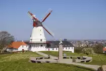 Die D�ppeler M�hle (d�nisch: Dybb�l M�lle) ist eine 1744 gebaute und nach wiederholten Zerst�rungen mehrfach wiedererrichtete Holl�nderwindm�hle an den D�ppeler Schanzen in der N�he der d�nischen Stadt S�nderborg (deutsch: Sonderburg). Wegen ihrer strategischen Bedeutung in zwei Kriegen und ihrer Rolle in der wechselvollen Geschichte Nordschleswigs gilt sie als d�nisches Nationalsymbol. Aufnahme: 20. April 2021.
