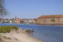 S�nderborg Slot (Schlo� Sonderburg) von Sundewitt aus gesehen. Im vordergrund ist der Alsensund zu sehen. Aufnahme: 20. April 2021.