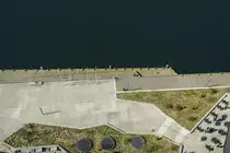 Blick auf dem Ufer von Alsensund in S�nderborg (Sonderburg) vom Hotel Alsik Steigenberger. Aufnahme: 20. April 2021.