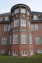 Hamburg am 21.3.2021: Teil der Fassade der ehemaligen Frauenklinik Finkenau im Stadtteil Uhlenhorst, heute befindet sich in diesem Geb�udekomplex  u.a. der Kunst- und Mediencampus Hamburg und Teile der Hochschule f�r Angewandte Wissenschaften Hamburg /