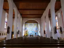 Rickenbach, Innenraum der katholischen Pfarrkirche St. Gordian und St. Epimach, Glasfenster von Emil Wachter (31.12.2018)