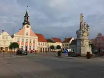 Rydzyna / Reisen, Denkmal und Rathaus am Rynek Platz (12.06.2021)
