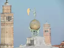 Dogana da Mar am 26.10.2014. Das ehemalige Zollamt der Republik Venedig, im 17. Jahrhundert erbaut, liegt an der Spitze des Stadtteils Dorsoduro. Der Turm des Geb�udes hat auf seinem Dach einen vergoldeter Globus, der von zwei Atlanten gest�tzt wird.