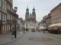 Gniezno / Gnesen, Blick in die Tomska Stra�e mit den T�rmen der Kathedrale (12.06.2021)