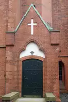 Hamburg am 28.3.2021: Blankeneser Kirche am Marktplatz im Stadtteil Blankenese – Nebeneingang  / evangelisch-lutherisch / Backsteinbau im neugotischen Stil / erbaut 1895/96 nach Pl�nen des Schleswiger Dombaumeisters Ernst Ehrhardt / Turmh�he: 58 Meter /