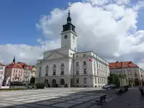 Kalisz / Kalisch, Rathaus am Hauptplatz Rynek, erbaut 1925 durch den Architekten Sylwester Pajzderski (13.06.2021)
