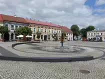 Sieradz, Brunnen und Geb�ude am Hauptplatz Rynek (13.06.2021)
