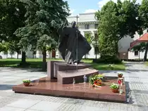 Lodz, Denkmal f�r Pabst Johannes Paul II. vor der Kathedrale (13.06.2021)
