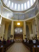 Lodz, Innenraum im modernistischen Stil der St. Theresa Kirche (13.06.2021)