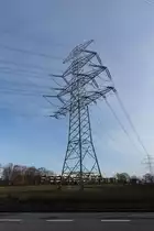 Oststeinbek (Kreis Stormarn am 19.2.2021: Freileitungsmast  der europ�ischen Verbundleitung  auf einem Feld  /