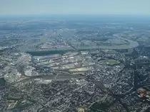 Blick aus dem Flugzeugfenster auf D�sseldorf, ziemlich zentral der Hafen. (August 2013)