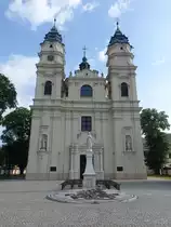 Wlodawa, sp�tbarocke Pfarrkirche St. Ludwig, erbaut von 1739 bis 1752 (16.06.2021)