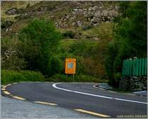  Attention/Achtung - Drive on left/Conduire a gauche/Links fahren . Diese Schilder sind allgegenw�rtig an den Stra�en in Irland. Dass dieser Hinweis neben der englischen und g�llischen Sprache auch in deutsch zu lesen ist, spricht f�r sich.