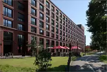 Studentenwohnheim Adickesallee -

... in Frankfurt am Main. Fertigstellung: 2016. Geplant von Stefan Forster Architekten aus Frankfurt.

Sch�ne Klinkerfassade, die je nach Lichtrichtung wieder anders wirkt.

21.07.21 (M)