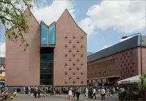 Historisches Museum Frankfurt - 

Fertigstellung: 2017, Architekten: Lederer, Ragnarsd�ttir, Oei (Stuttgart)

Blick von Westen auf die beiden Bauteile des Museums. Der Baustil l�sst sich zeitlich nicht verordnen und hat dadurch vielleicht das Zeug 'zeitlos' zu werden. Links das eigentliche Ausstellungsgeb�ude mit den zwei Giebel und dem verglasten Erker oben. Rechts das Eingangs- und Verwaltungsgeb�ude. Beide Bauteile sind unter dem Platz miteinander verbunden. Dort findet sich die Garderobe und Toiletten, sowie ein Caf� mit Au�enbereich.
W�hrend der Bauarbeiten wurde eine alte Hafermauer aus der Zeit der Staufer entdeckt, die Planungen mussten ver�ndert werden, die alte Hafenmauer freigelegt und als zus�tzliche Attraktion integriert. 

21.05.2017 (M)