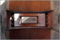 Senkrechter Blick nach oben durch einen Pfeiler der G�ltzschtalbr�cke. 13.09.2006