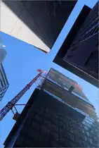 In den Hochhausschluchten - 

... von Frankfurt. Blick nach oben mit dem Omniturm von BiG (Kopenhagen) und dem Japan Center (oben rechts) 

10.10.2018 (M)