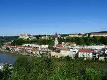 Ein Blick nach Burghausen, mit einem Teil der l�ngsten Burganlage; von �sterr. Seite aus; 210628