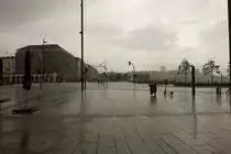 Hamburg am 1.8.2021: pl�tzlicher Platzregen am Jungfernstieg, Foto aus dem trockenen, �berdachten Eingangsbereich der Europa-Passage gemacht  /