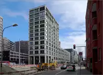 Europaallee Z�rich - 

Gemischt genutzter Komplex auf dem Baufeld E der Architekten Caruso St John (London) mit Vaquer Architekten (Z�rich).

Links ein Blick in die 2019 noch unfertige Europaallee mit den hier noch im Bau befindlichen Baufeld F von Bolthauser Architekten (Z�rich). Fertig wurde dieses Baufeld noch 2019 (M)

12.03.2019 (M)

