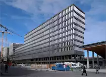 Europaallee Z�rich - 

Das haupts�chlich f�r B�ros genutzte Geb�ude von St�cheli Architekten (Z�rich) auf dem Baufeld B neben dem Hauptbahnhof wurde 2019 fertiggestellt. Die Fassade nimmt Bezug auf die Nahe Sihlpost.
Links schlie�t sich das Baufeld D an. Die Geb�ude dort wurde von Wiel Arets Architects (Niederlande) geplant.

12.03.2019 (M)

