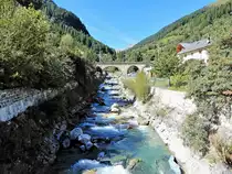 Susch im Unterengadin. Durch das Dorf fliesst die Susasca. Sie kommt vom Fl�elapass herunter und m�ndet in Susch in den Inn - 13.09.2019