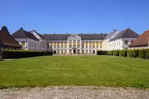 Das Schloss Augustenburg (d�nisch Augustenborg Slot) in Augustenburg auf der Insel Alsen in D�nemark war namensgebend f�r die Linie Schleswig-Holstein-Sonderburg-Augustenburg, einen Familienzweig des Hauses Oldenburg.[1] Die herzogliche Familie bewohnte das Schloss bis 1848, dann musste sie es infolge der Schleswig-Holsteinischen Erhebung verlassen. Das Geb�ude diente danach anderen Zwecken: Es diente als Kaserne, Psychiatrie (1932–2015) und Beh�rdensitz (seit 2016). Aufnahme: 9. Juni 2021.