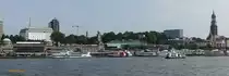 Hamburg am 16.7.2021: Blick von Steinwerder �ber die Elbe zu den Landungsbr�cken mit den F�hr- und Ausflugsschiffen, auf den Stadtteil St. Pauli vom Hotel „Hafen Hamburg“ bis zum Michel, �ber dem  U-Bahnhof Landungsbr�cken ist die Jugendherberge am Stintfang zu sehen  /