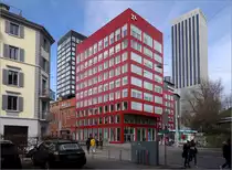 Das L�wenbr�u-Areal in Z�rich -

Das ehemalige Brauereigel�nde in der Limmatstrasse wurde umgenutzt und durch Neubauten erg�nzt. Im 2012 fertiggestellten roten Hochhaus befinden sich B�ros. Dahinter erkennt man das h�here schwarze Wohnhochhaus (2014). Im Altbau befinden sich unter anderem Ausstellungsr�ume, auch erg�nzt durch einen Neubau auf der Westseite, im Bild nicht erkennbar. Planung: Arge L�wenbr�uareal – Annette Gigon / Mike Guyer Architekten, Z�rich und Atelier WW, Z�rich.

Links im Hintergrund ist das markante Silo 57 zu sehen, ein 118 m hoher Getreidesilo. 2016 wurde die Aufstockung von 40 m auf diese H�he fertiggestellt, nach Pl�ne von Harder Haas Partner aus Eglisau.

12.03.2019 (M)