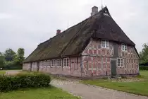 Erste Station im �Unewatter Landschafstmuseum Angeln� ist der Marxenhof, ein Bauernhof aus S�derbarup im s�dlichen Angeln. Dort erhalten Besucher im Marxenhaus von 1626 Informationen �ber das Museum und den Rundweg durch den Ort. Die ehemalige Scheune des Hofs ist heute B�ro und Versammlungsraum.

W�hrend die beiden Geb�ude Mitte der 1980er-Jahre nach Unewatt versetzt wurden, befinden sich die vier anderen Museumsinseln noch an ihren Original-Standorten. Der Rundweg f�hrt zun�chst an der Hauptstra�e entlang zur R�ucherei. Sie entstand 1894 und bot der Landbev�lkerung ein Nebeneinkommen.

Aufnahme: 7. Juni 2021.